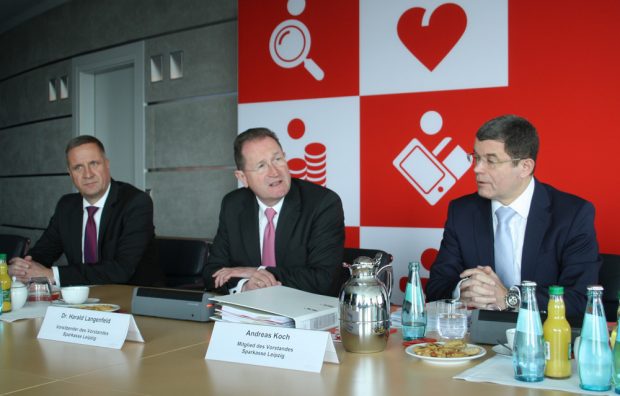 Sparkassenvorstand: Andreas Nüding, Dr. Harald Langenfeld, Andreas Koch (v.l.) Foto: Ralf Julke