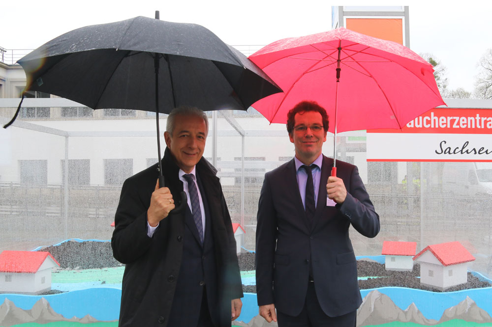 Ministerpräsident Stanislaw Tillich und Vorstand der Verbraucherzentrale Sachsen, Andreas Eichhorst. Foto: Verbraucherzentrale Sachsen