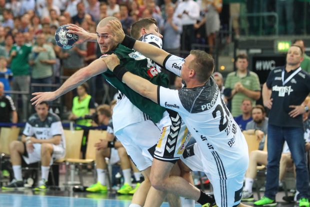 Maximilian Janke geht den Kielern durch die Maschen. Foto: Jan Kaefer