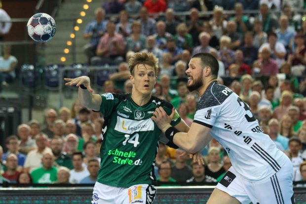 Niclas Pieczkowski (DHfK) wird von Ilija Brozovic bedrängt. Foto: Jan Kaefer