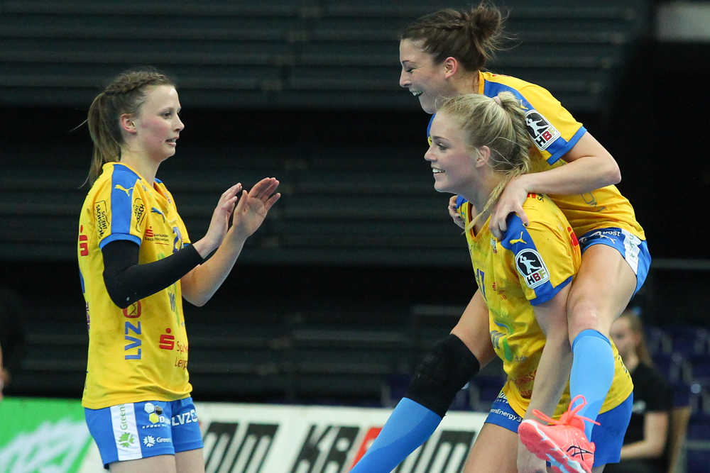 Kapitänin Alexandra Mazzucco ist obenauf - und feiert mit Nele Reimer (li.) und Anne Hubinger den späten Sieg. Foto: Jan Kaefer