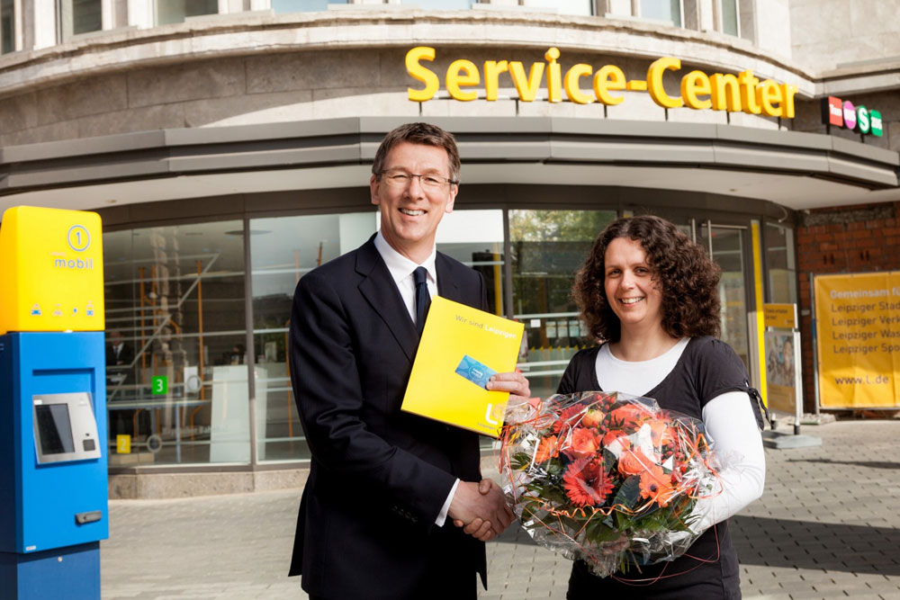 Verkehrsbetriebe begrüßen den 100.000sten ABO-Kunden: Ulf Middelberg und Sabine Wienholz. Foto: Leipziger Gruppe