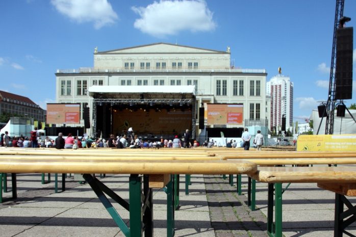 Bänke satt auf dem Augustusplatz - danach kamen zumindest noch mehr Besucher zum gemeinsamen "Gloria" spielen. Foto: L-IZ.de