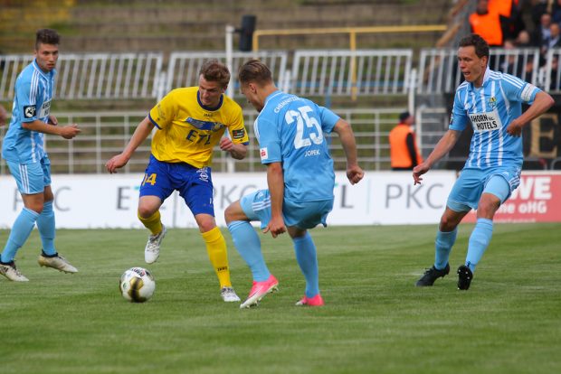 Paul Maurer (Lok) umkurvt den Chemnitzer Bjoern Jopek. Foto: Jan Kaefer
