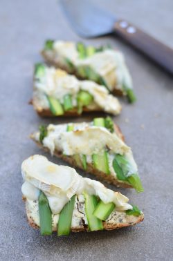 Pizzabrötchen mit Spargel und Ziegenkäse. Foto: Maike Klose