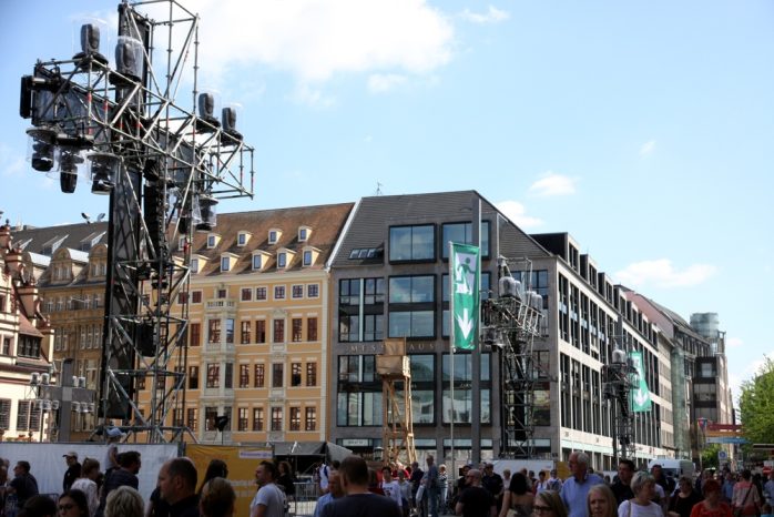 Drei Kreuze machen, aber die Fahne ist eher anderer Art. Foto: L-IZ.de