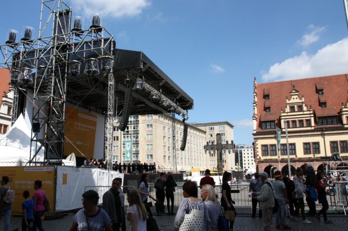 Große Bühnen, wenig Publikum mit großem Abstand zum Geschehen. Foto: L-IZ.de