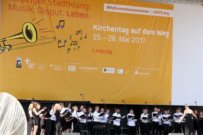 Kirchentag tagsüber auf der Bühne - davor Leere. Foto: L-IZ.de