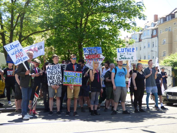 Knapp 60 Personen schlossen sich dem Protest an. Foto: Lucas Böhme