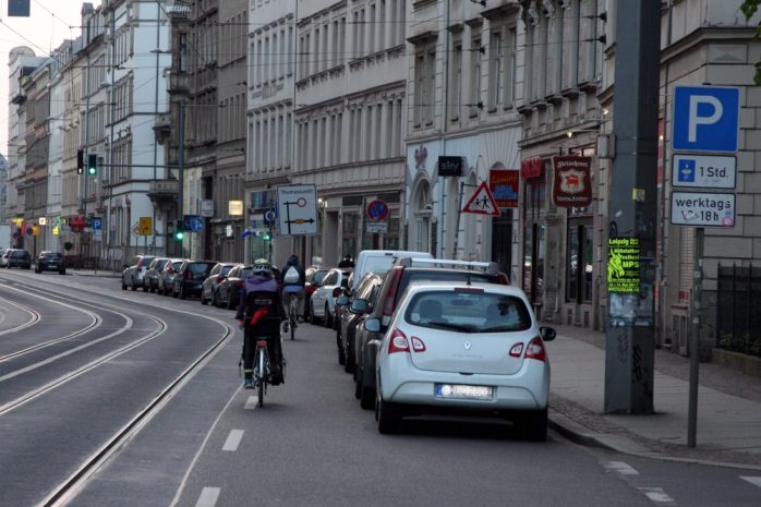 Die Innere Jahnallee im jetzigen Zustand. Wenn jetzt noch eine Autot&uuml;r aufgeht ... Foto: LZ