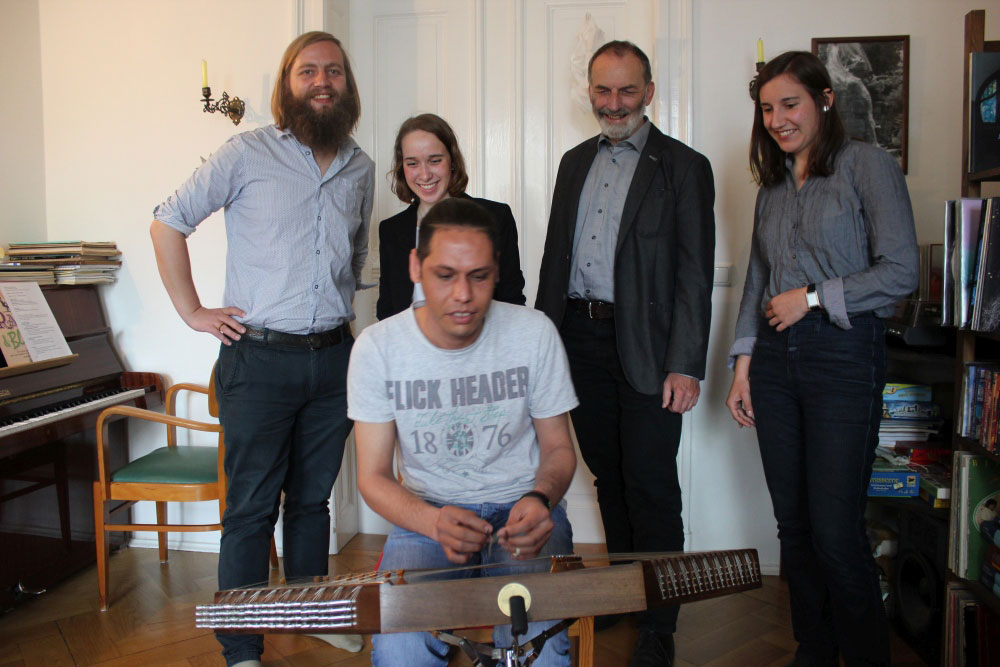 Hassan Rezai mit seiner Santour. Foto: E. Leinhosz