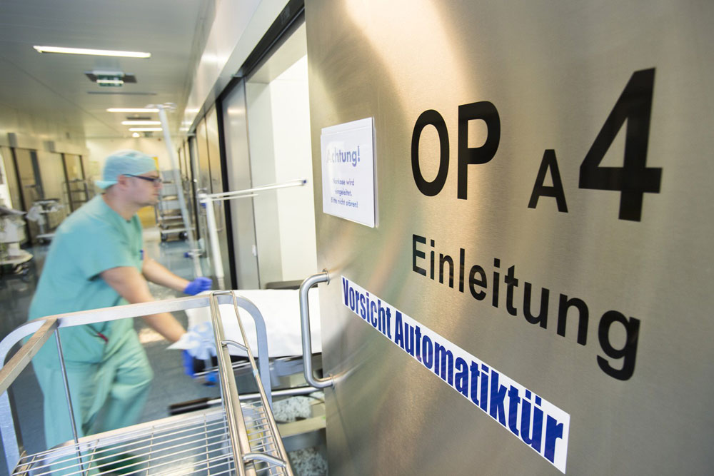 OP-Pflegepersonal arbeitet zwangsläufig oft hinter verschlossenen Türen. Auch deshalb steht beim 1. OP-Pflegekongress am UKL der fachliche Austausch mit Kollegen aus anderen Kliniken im Vordergrund. Foto: Stefan Straube / UKL