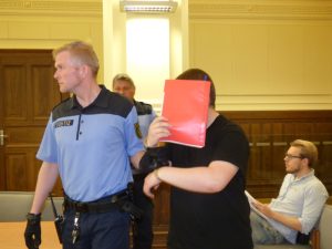 Der Angeklagte Patrick S. (24) wird in den Gerichtssaal geführt. Foto: Lucas Böhme