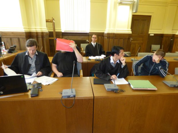 Vordere Reihe: Patrick S. (24) mit Rechtsanwalt Jürgen Kasek und Lennard H. (18) mit Rechtsanwältin Doreen Blasig-Vonderlin. Foto: Lucas Böhme