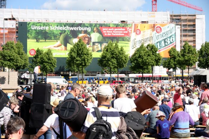 Publikum auf dem Leipziger Augustusplatz. Foto: L-IZ.de