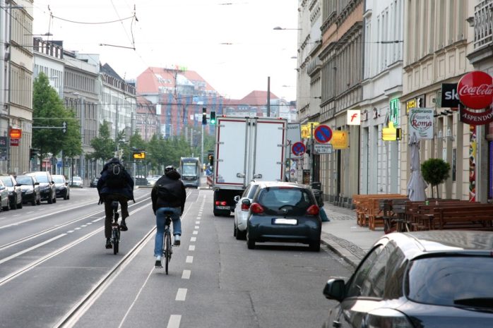 Welcher Radler auf den 3 Bildern hier machts richtig? Tipp: Die Lösung ist auf diesem Bild. Foto: LZ