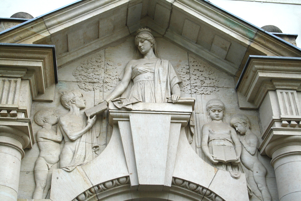 Relief an der Friedrich-Schiller-Schule in Gohlis. Foto: Ralf Julke