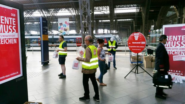 Verteilaktion des DGB am 31. Mai im Hauptbahnhof Leipzig. Foto: DGB Leipzig-Nordsachsen