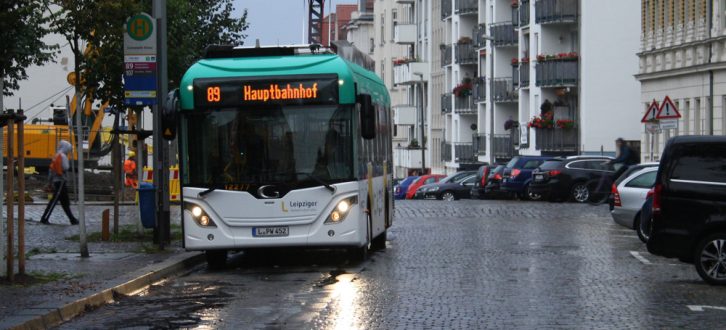 Der E-Bus beim Tanken am Connewitzer Kreuz. Foto: Ralf Julke