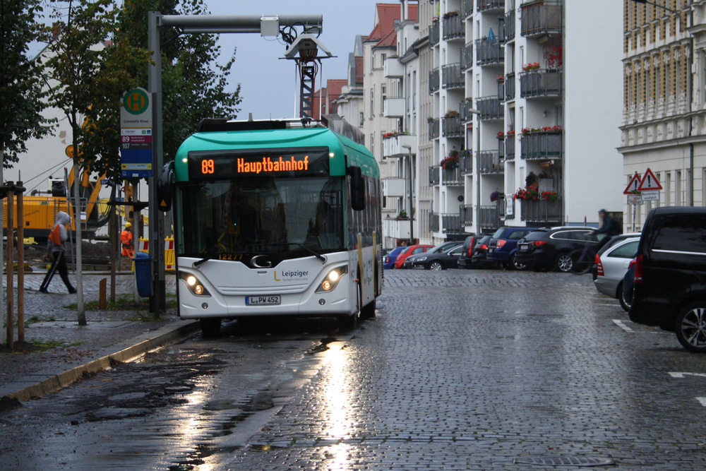 Der E-Bus beim Tanken am Connewitzer Kreuz. Foto: Ralf Julke