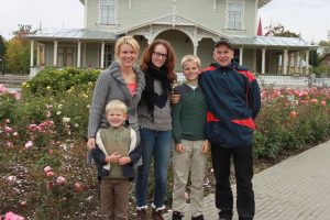 Austauschschülerin Laura mit ihrer Gastfamilie in Estland. Foto: YFU