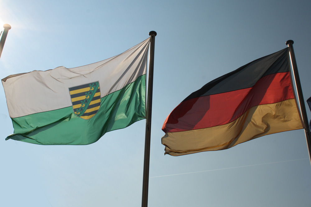 Flaggen vor blauem Himmel. Foto: Ralf Julke