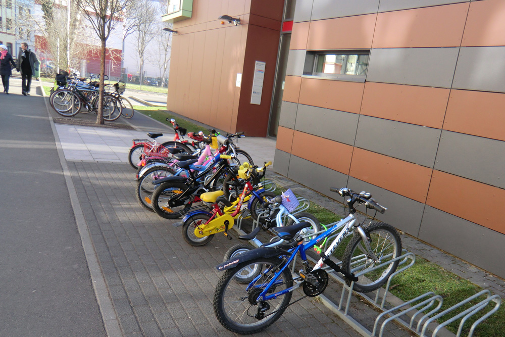 Viele Kinder kommen auch schon mit eigenem Mobil in die Kita. Foto: Marko Hofmann