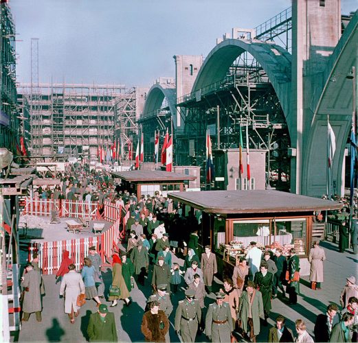 Hauptbahnhof 1964: Der Querbahnsteig wird endlich wieder aufgebaut. Foto: Klaus Liebich