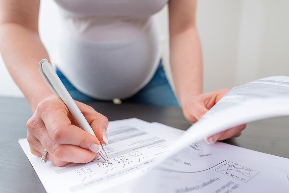 Im Rahmen der Mutter-Kind-Kohorten-Studie LINA untersuchen UFZ-Wissenschaftler Lebensstil und Umweltfaktoren von Schwangeren und deren Einfluss auf das Neugeborenen-Allergierisiko. Foto: UFZ / André Künzelmann