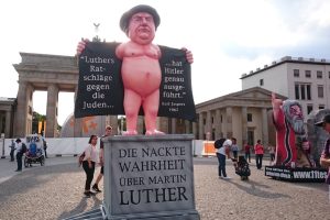 Der nackte Luther in Berlin. Foto: gbs, Maximilian Steinhaus