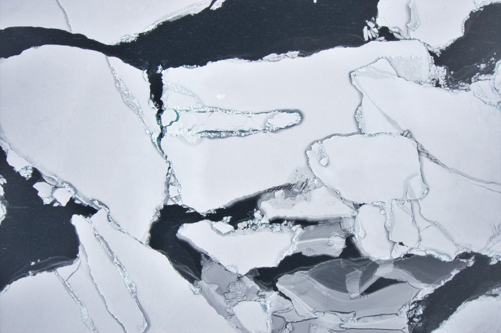 Arktisches Meereis über der Beaufortsee vor der Küste Kanadas. Foto: Dr. André Ehrlich/Institut für Meteorologie