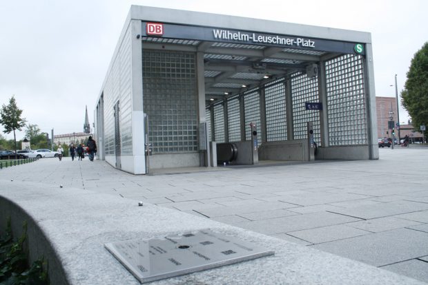 Toilettenhäuschen? Waschküche? Trafostation? - Zugang zur S-Bahn-Station Wilhelm-Leuschner-Platz. Foto: Ralf Julke