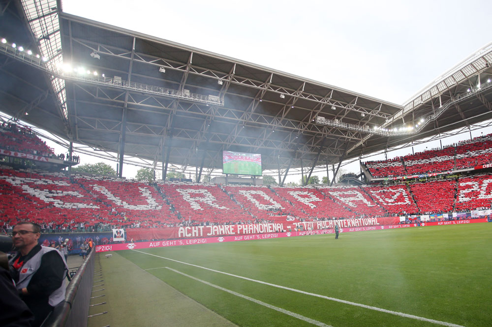 Die RBL-Fans präsentierten eine rot-weiße Choreographie durch das gesamte Stadion. Foto: GEPA pictures/Roger Petzsche