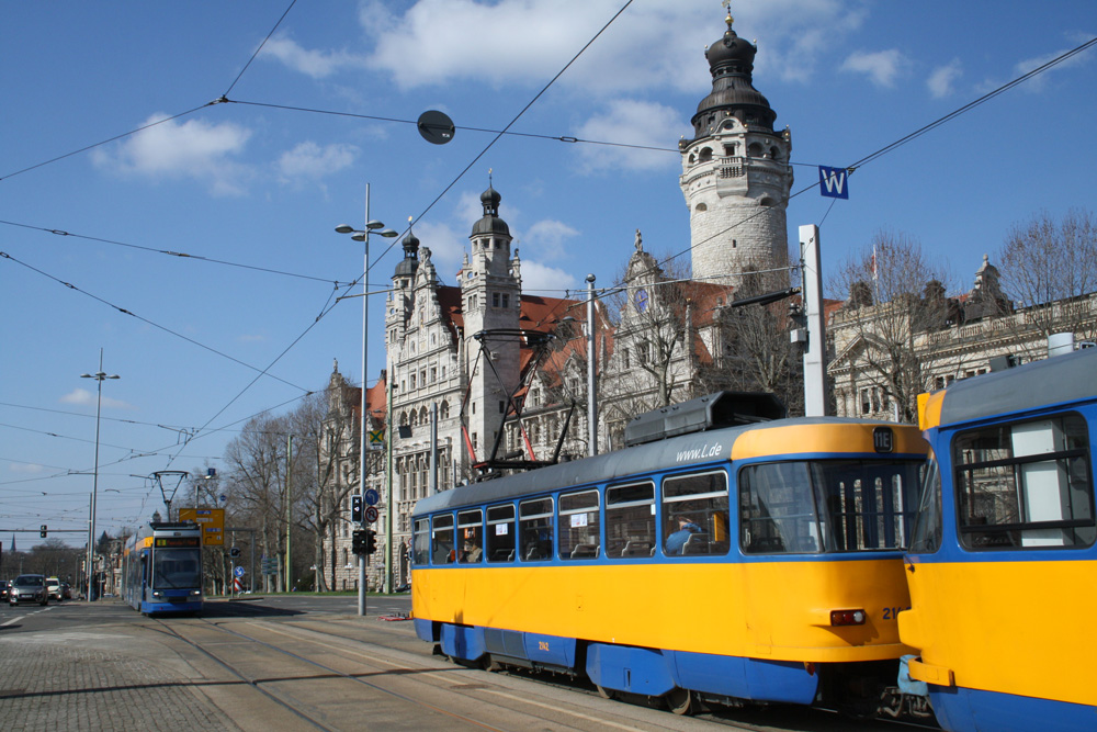 Straßenbahnen am Wilhelm-Leuschner-Platz. Foto: Ralf Julke