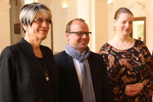 Naomi-Pia Witte (links) und Ute Elisabeth Gabelmann mit FDP-Stadtrat René Hobusch. Foto: Ralf Julke