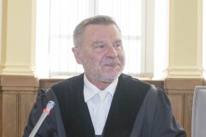 Richter Norbert Göbel leitet den Prozess gegen Mohammad a., Entessar A. und Santa A. Foto: Martin Schöler