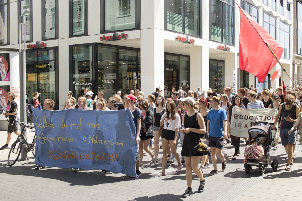 Demonstration des Bündnisses "Lernfabriken... meutern!" am 21. Juni 2017 in der Leipziger Innenstadt. Foto: Martin Schöler