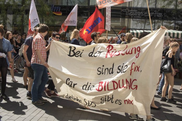 Demonstration des Bündnisses "Lernfabriken... meutern!" am 21. Juni 2016 in der Leipziger Innenstadt. Foto: Martin Schöler