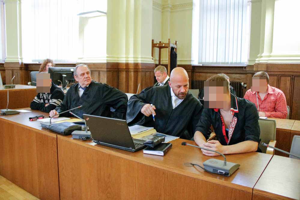 Ronny U., Daniel D. und Matthias P. müssen sich vor dem Landgericht wegen schweren Raubes verantworten. Foto: Martin Schöler