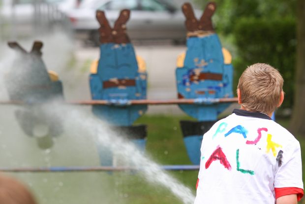 Kontrolliertes Wasserlassen am Stand der Feuerwehr. Foto: Jan Kaefer