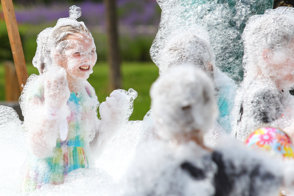 Schaum vor'm Mund. Und auf dem Kopf. Und überall. Das Schaumbad war die Lieblingsstation der Kinder. Foto: Jan Kaefer