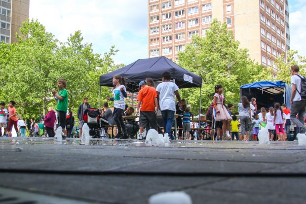 Buntes Treiben auf dem Marktplatz im Herzen Grünaus. Foto: Jan Kaefer