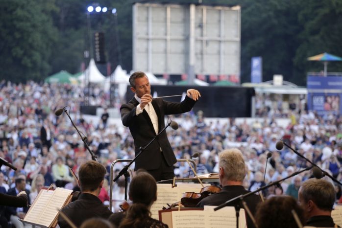 Alexander Shelley und das Gewandhausorchester. Foto: Alexander Böhm