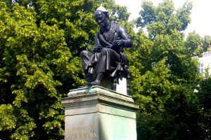 Ein Aluhut für Hahnemann am 15. Juni in Leipzig. Foto: Maximilian Steinhaus gbs