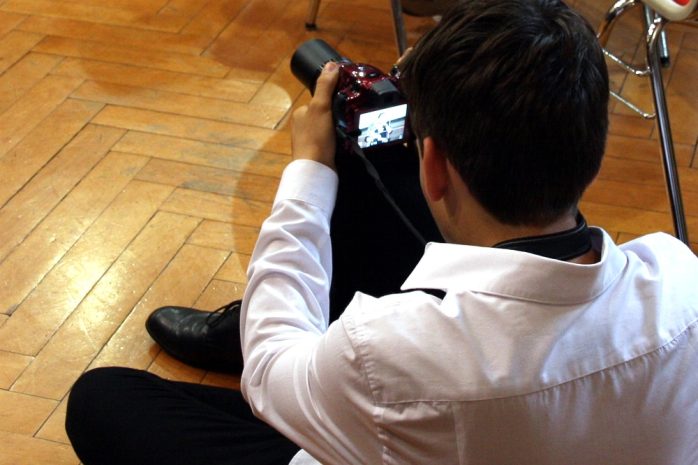 Auch medial wurde der Abend von den Schülern aufmerksam begleitet. Foto: L-IZ.dend