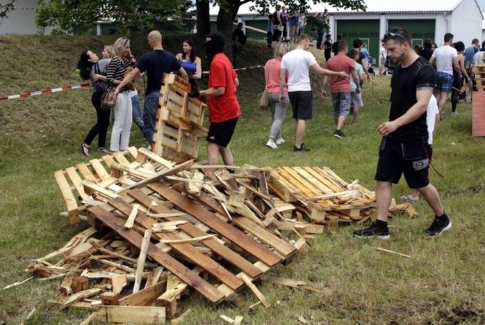 Bei der Bereitschaftspolizei m&uuml;ssen die Randalierer ihre Barrikaden selbst wegr&auml;umen. Foto: Alexander B&ouml;hm