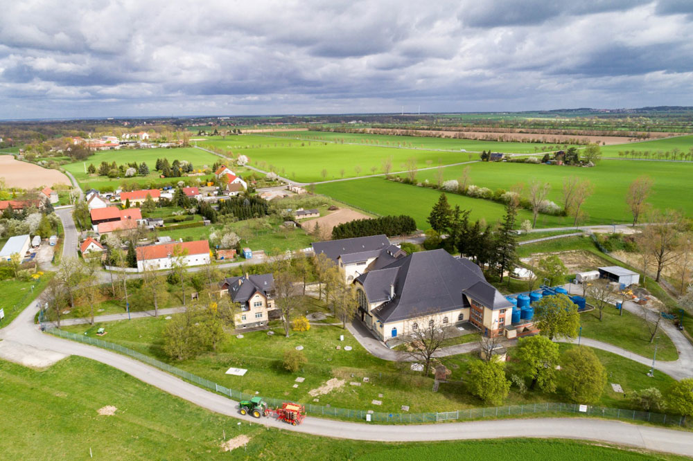 Wasserwerk Canitz und landwirtschaftliche Bewirtschaftung: In ihren Wassereinzugsgebieten setzen die Leipziger Wasserwerke auf Ökolandbau, um die Einträge in die Böden und damit ins Grundwasser zu minimieren. Foto: Leipziger Wasserwerke