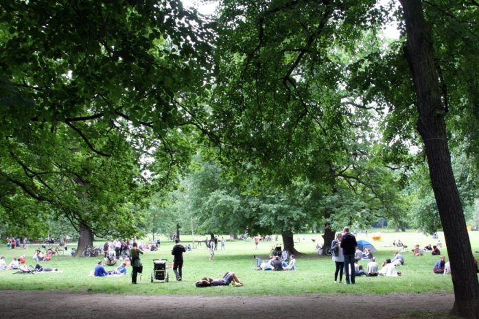 Chillen im Park bei der &Ouml;kofete- Foto: L-IZ.de