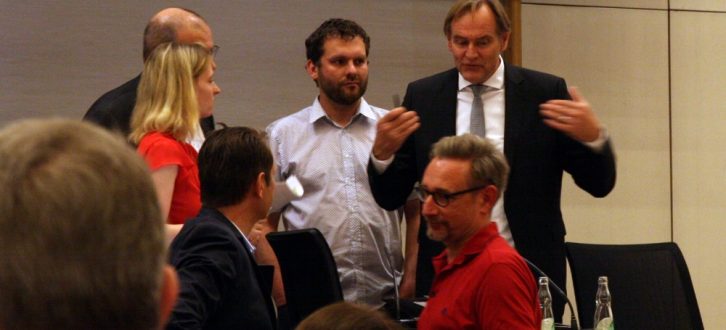 Viele Fragen offen am Leuschnerplatz. Debatte in der Pause vor der Abstimmung zwischen Franziska Riekewald (Linke) und Burkhard Jung vor dem abschließenden Votum am 21. Juni. Foto: L-IZ.de