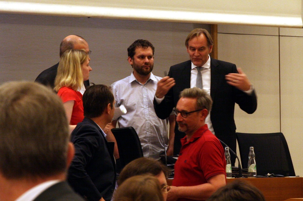 Viele Fragen offen am Leuschnerplatz. Debatte in der Pause vor der Abstimmung zwischen Franziska Riekewald (Linke) und Burkhard Jung vor dem abschließenden Votum am 21. Juni. Foto: L-IZ.de